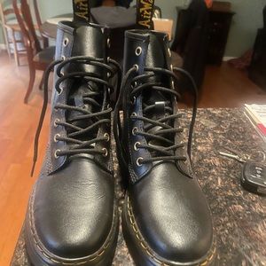 Doc Marten’s Zavala - womens size 8